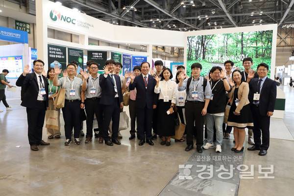 김동섭 한국석유공사 사장이 27일 부산 벡스코에서 열린 기후산업국제박람회의 석유공사 전시부스 앞에서 직원들과 기념촬영을 하고 있다. 한국석유공사 제공