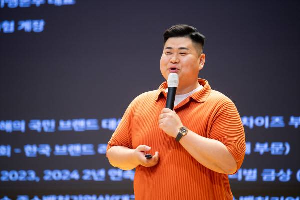 전재목 대표가 제150회 굿모닝 수요특강에서 고향에서 성공스토리로 강연을 하고 있다.