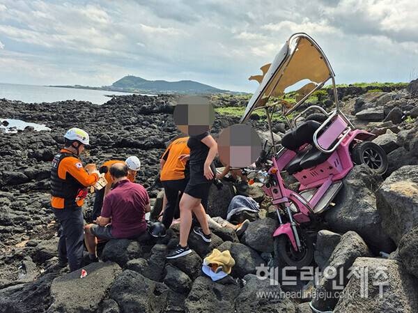 우도에서 전기 스쿠터가 갯바위로 추락하는 사고가 발생했다 (사진=제주소방안전본부)