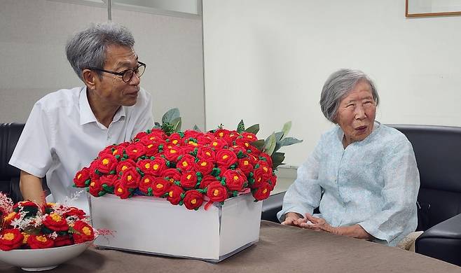 제주4·3희생자 유족인 홍을생씨(제주시 조천읍 대흘리·91)가 지난 26일 직접 만든 동백꽃을 제주4·3평화재단(이사장 김종민)에 전달했다.