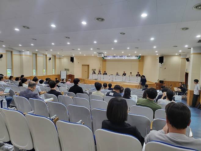 제주특별자치도는 27일 농어업인회관 대강당에서 '제주형 압축도시 조성을 위한 제2차 전문가 토론회'를 개최했다.&nbsp;