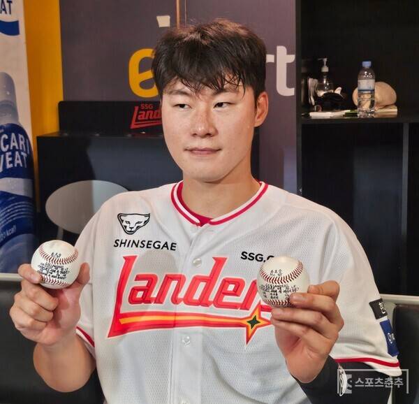 연타석 홈런을 날린 류효승이 경기 후 홈런볼을 들고 기념사진을 촬영하고 있다. (사진=스포츠춘추 정진영 기자)