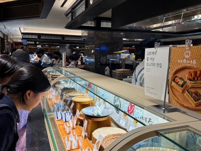 고객들이 교토 오니마루에서 메뉴를 보고 있다./사진=김다이 기자 neverdie@