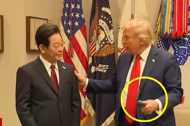 25일(현지시간) 한미 정상회담을 위해 찾은 워싱턴DC 백악관에서 이 대통령이 방명록에 사인한 펜을 선물받은 트럼프 대통령의 모습. (사진=YTN 캡처)