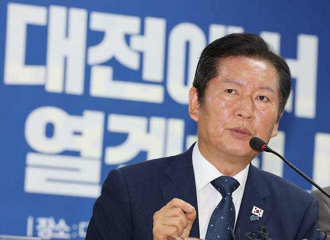 정청래 더불어민주당 대표가 27일 대전 중구 더불어민주당 대전시당에서 열린 현장 최고위원회의에 참석해 모두발언을 하고 있다. (사진=뉴스1)
