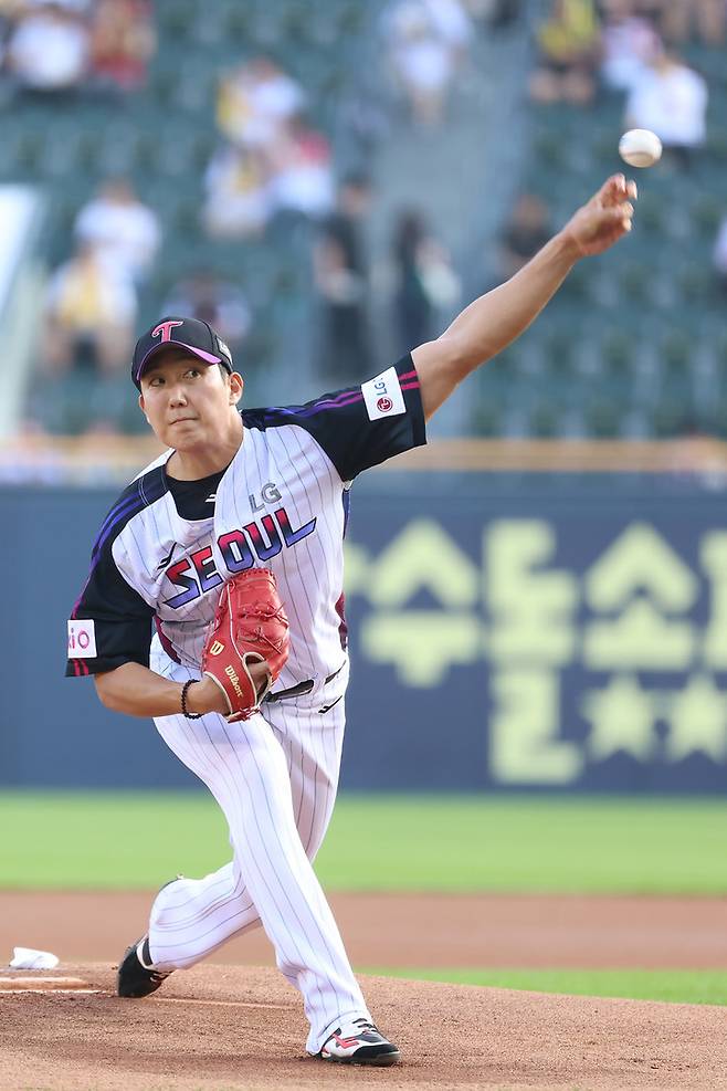 역투하는 LG 손주영.