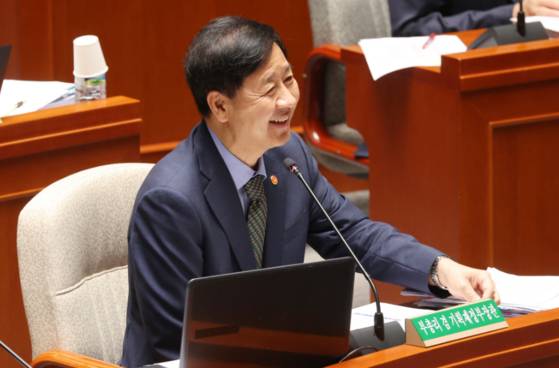 구윤철 경제부총리 겸 기획재정부 장관이 27일 국회 예산결산특별위원회 전체회의에서 위원 질의에 답하고 있다. 〈사진=연합뉴스〉