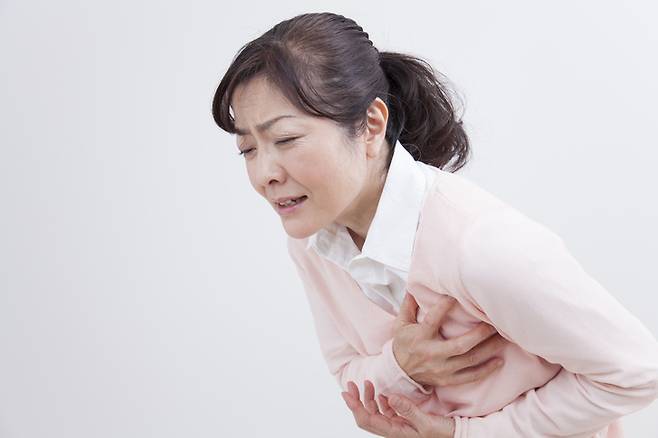 평소 혈전이 생길 위험이 높은 사람이, 돌연 앞가슴·배와 등이 참기 힘들 정도로 아프다면 '대동맥박리'를 의심해 봐야 한다. 심장마비·뇌졸중 환자와 마찬가지로, 서둘러 응급실로 가야 한다. [사진=게티이미지뱅크]
