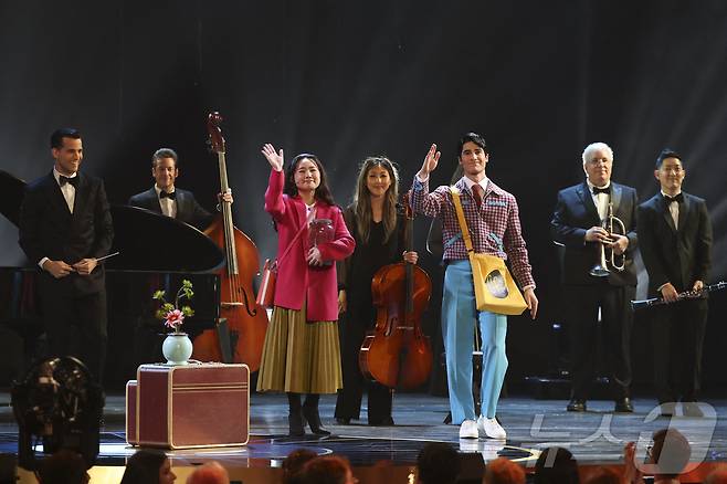 미국 뉴욕 라디오시티 뮤직홀에서 열린 제78회 토니상 시상식에서 '어쩌면 해피엔딩'의 남녀 주연 배우 헬렌 제이 셴(Helen J Shen)과 대런 크리스(Darren Criss)가 공연을 펼치고 있다. ⓒ 로이터=뉴스1 ⓒ News1