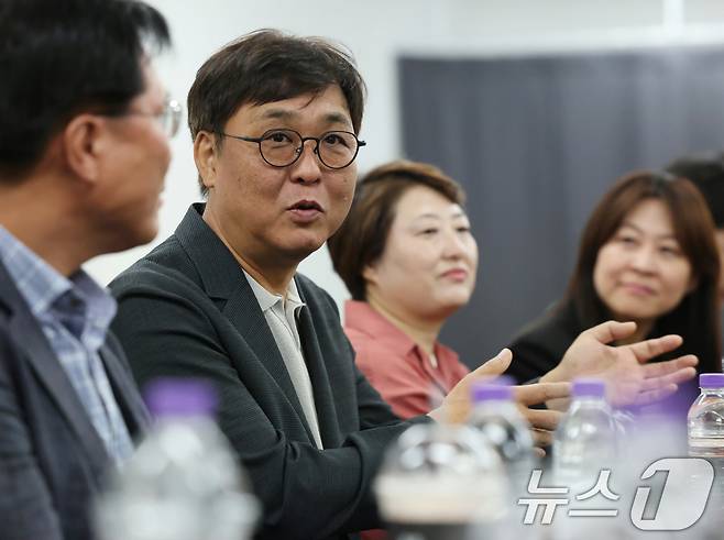 최휘영 문화체육관광부 장관(왼쪽 두번째)이 최근 서울 종로구 대학로 홍익대학교아트센터 대극장을 방문해 뮤지컬 '스웨그에이지 외쳐, 조선!'을 관람한 뒤 출연진과 관계자를 만난 모습 / 뉴스1