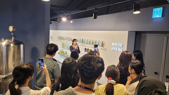 26일 민영뉴스통신사 뉴스1이 외국인을 대상으로 개최한 'K-브랜드 글로벌 캠프'에서 외국인 참가자들이 하이트진로 이천공장 전시관을 둘러보는 모습./뉴스1 ⓒ News1 강서연 기자