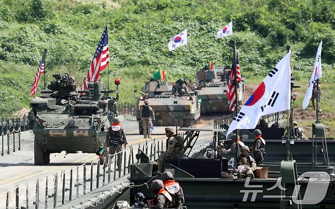 27일 경기 여주시 남한강 일대 훈련장에서 실시한 '한미연합 제병협동 도하훈련'에서 육군 제7공병여단 장병들과 미2사단/한미연합사단 장병들이 부교 도하훈련을 하고 있다. 2025.8.27/뉴스1 ⓒ News1 김영운 기자