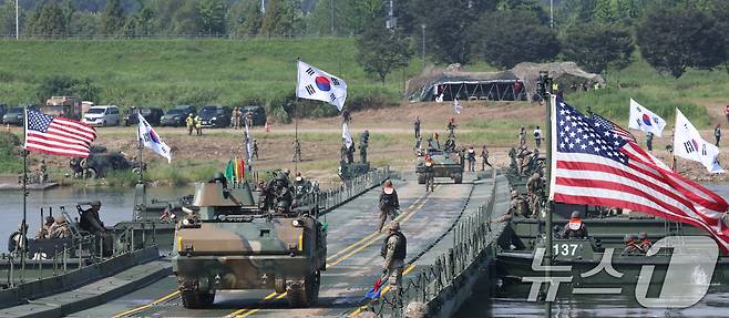 27일 경기 여주시 남한강 일대 훈련장에서 실시한 '한미연합 제병협동 도하훈련'에서 육군 제7공병여단 장병들과 미2사단/한미연합사단 장병들이 부교 도하훈련을 하고 있다. 2025.8.27/뉴스1 ⓒ News1 김영운 기자