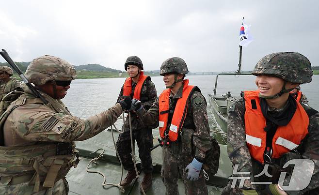 27일 경기 여주시 남한강 일대 훈련장에서 실시한 '한미연합 제병협동 도하훈련'에서 육군 제7공병여단 장병들과 미2사단/한미연합사단 장병들이 한미 합동 부교구축을 마친 뒤 서로를 격려하고 있다. (공동취재) 2025.8.27/뉴스1 ⓒ News1 김영운 기자