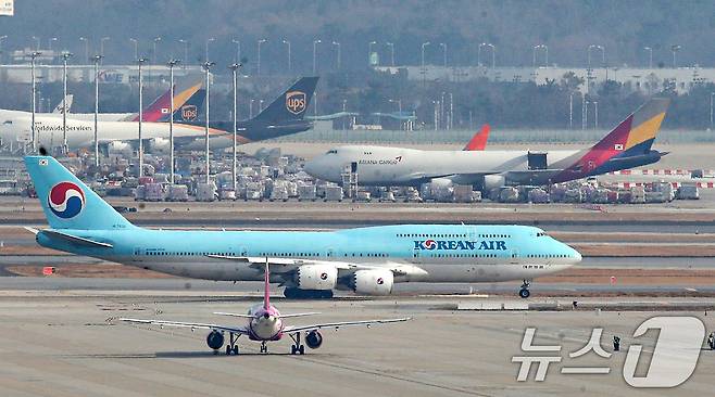 지난해 12월 인천공항 계류장 및 활주로에 대한항공 항공기가 계류 중인 모습<자료사진>. 2024.12.11/뉴스1 ⓒ News1 이승배 기자