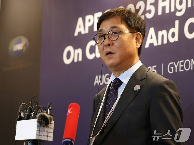 최휘영 문화체육관광부 장관이 27일 경주 힐튼호텔에서 열린 '2025 아시아태평양경제협력체(APEC) 문화산업고위급대화'의 의미를 설명했다.