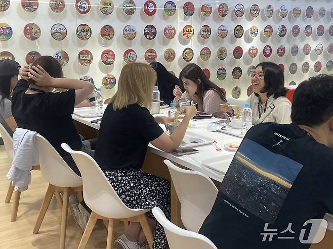 27일 뉴스1이 외국인을 대상으로 개최한 'K-브랜드 글로벌 캠프' 참가자가 농심 안양공장에서 라면을 맛보고 있다/뉴스1 ⓒ News1 이강 기자