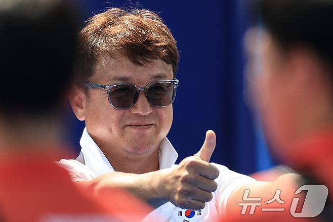 박성수 대한민국 남자 양궁대표팀 감독이 29일(한국시간) 프랑스 파리 레쟁발리드 특설 사로에서 열린 2024 파리올림픽 양궁 남자 단체전 일본과의 8강전에서 선수들에게 엄지를 들어보이고 있다. 2024.7.29/뉴스1 ⓒ News1 박정호 기자