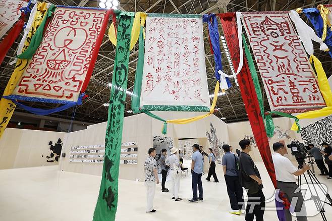 윤재갑 전남국제수묵비엔날레 총감독이 비엔날레 정식 개막에 앞서 27일 전남 목포 실내체육관에서 프레스 데이를 갖고 작품을 소개하고 있다. 2025.8.27/뉴스1 ⓒ News1 김태성 기자