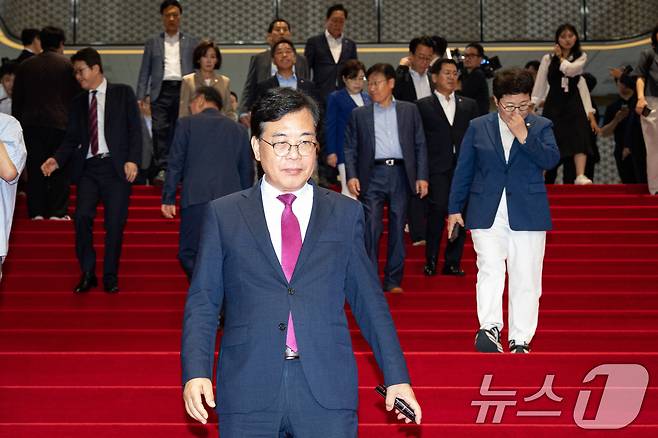 송언석 국민의힘 원내대표를 비롯한 의원들이 27일 서울 여의도 국회에서 열린 제428회 국회(임시회) 제3차 본회의에서 국민의힘 추천 국가인권위원회 위원(이상현, 우인식) 선출안이 부결되자 이에 항의하며 본회의장을 나서고 있다. 2025.8.27/뉴스1 ⓒ News1 유승관 기자