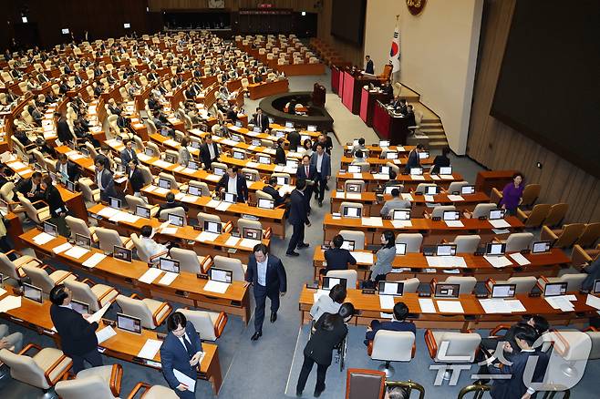 27일 오후 서울 여의도 국회에서 열린 제428회 국회(임시회) 3차 본회의에서 국가인권위원회 위원 선출안(이상현, 우인식)이 부결되자 국민의힘 의원들이 항의하며 회의장을 떠나고 있다. 2025.8.27/뉴스1 ⓒ News1 이승배 기자