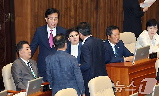 송언석 국민의힘 원내대표가 27일 오후 서울 여의도 국회에서 열린 제428회국회(임시회) 제3차 본회의에서 국민의힘 추천 몫 국가인권위원회 위원(이상현, 우인식) 선출안이 득표율 36.67%로 부결되자 김병기 더불어민주당 원내대표를 찾아가 대화하고 있다. 2025.8.27/뉴스1 ⓒ News1 이승배 기자