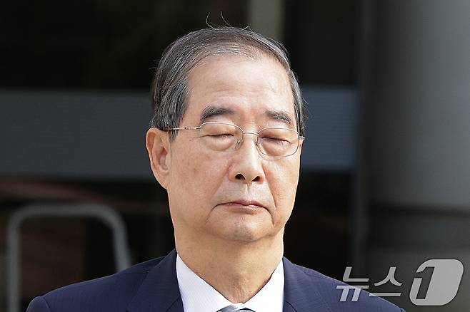 12·3 비상계엄 과정에서 윤석열 전 대통령의 내란 행위를 방조한 혐의를 받는 한덕수 전 국무총리가 27일 오후 서초구 서울중앙지방법원에서 열린 구속 전 피의자 심문(영장실질심사)을 마친 후 호송차에 탑승하고 있다. 2025.8.27/뉴스1 ⓒ News1 신웅수 기자