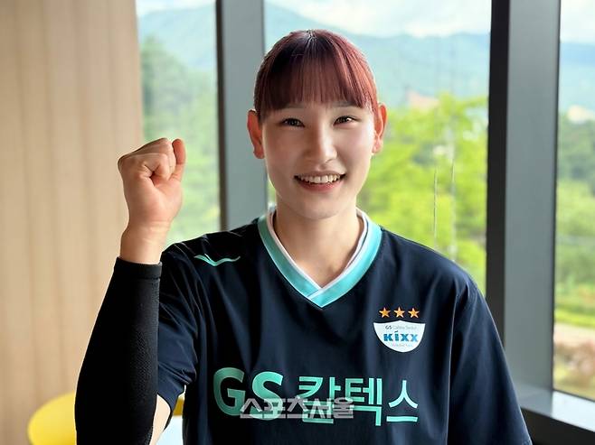 GS칼텍스 세터 안혜진이 26일 경기도 가평 훈련 체육관에서 본지와 만나 인터뷰한 뒤 사진 촬영에 임하고 있다. 가평 | 정다워 기자
