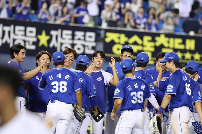 삼성 선수들이 26일 서울 잠실구장에서 열린 2025 KBO리그 두산전에서 6-2로 승리한 뒤 하이파이브를 하고 있다. 사진 | 삼성 라이온즈