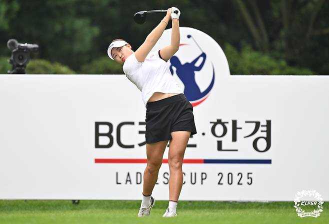 김민솔이 24일 경기도 포천에 위치한 포천힐스CC에서 열린 ‘BC카드·한경 레이디스컵’ 최종 라운드 1번홀에서 티샷을 하고 있다. 사진 | KLPGA