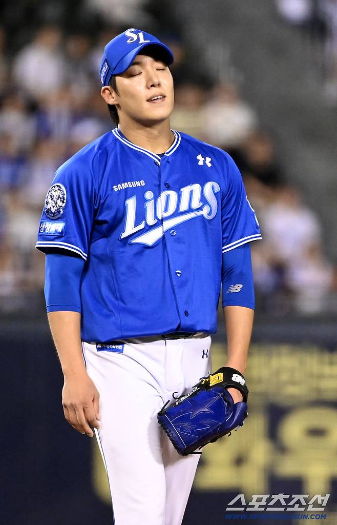 견제구가 박준순에 맞고 뒤로 빠지자 아쉬워하는 원태인