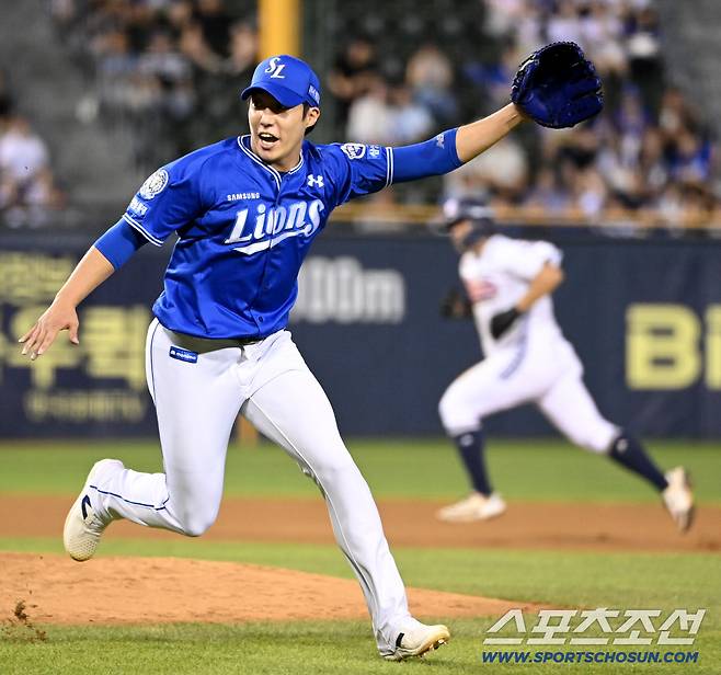 5회말 2사 1,2루 위기, 박계범을 투수 앞 땅볼로 잡아 이닝을 끝내는 원태인