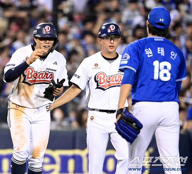 더그아웃으로 향하던 원태인과 눈이 마주친 박준순