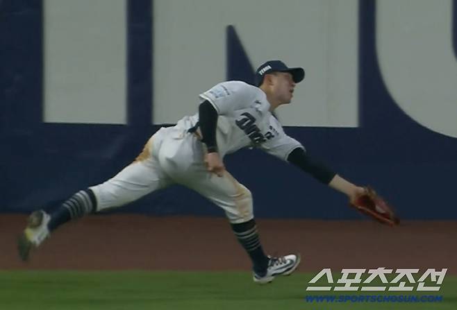 NC 최원준이 3회초 LG 오지환의 우중간 안타성 타구를 걷어내고 있다. SPOTV2 중계화면 캡쳐
