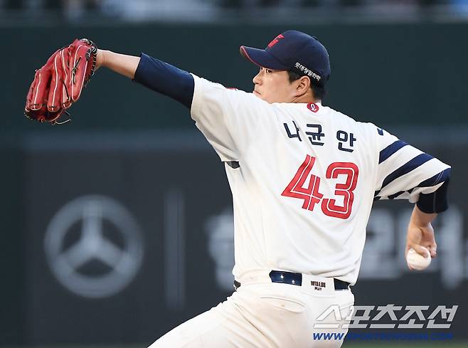6이닝 2실점으로 호투한 나균안