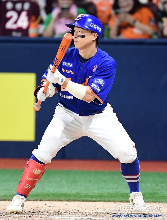 9회초 무사 2루. 희생번트를 시도하는 손아섭.