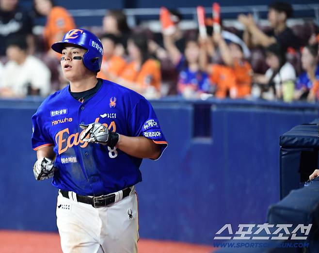 9회초 2루타 이후 추가 득점에 성공하는 노시환.