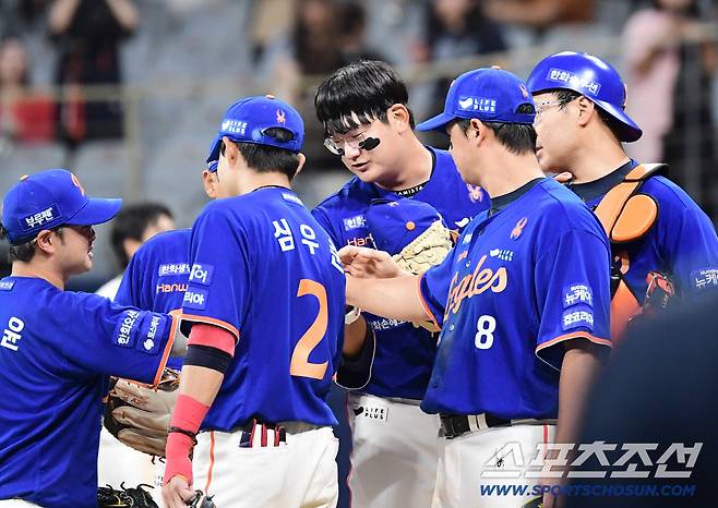 26일 고척돔에서 열린 KBO리그 키움과 한화의 경기. 한화가 키움에 3대 1로 승리했다. 경기 종료 후 승리의 기쁨을 나누고 있는 한화 선수들.