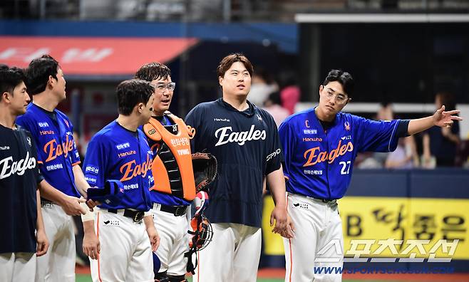 경기 종료 후 팬들에게 인사하는 한화 선수들.