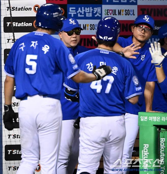 26일 잠실야구장에서 열린 삼성과 두산의 경기, 6회초 1사 만루 1타점 희생플라이를 날린 강민호와 득점에 성공한 구자욱이 박진만 감독과 기쁨을 나누고 있다. 잠실=허상욱 기자wook@sportschosun.com/2025.08.26/