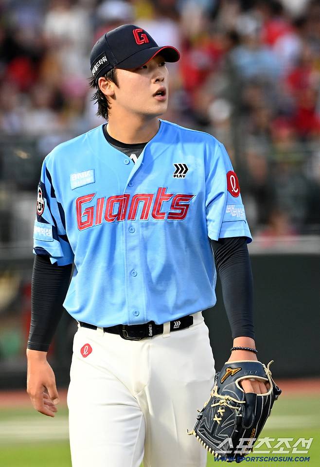 7일 부산 사직야구장에서 열린 KIA와 롯데의 경기, 3회초 1사 만루 위기를 넘긴 롯데 이민석이 더그아웃으로 향하고 있다. 부산=허상욱 기자wook@sportschosun.com/2025.08.07/