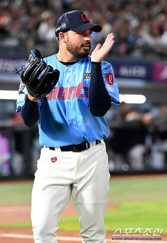 5일 부산 사직야구장에서 열린 KIA와 롯데의 경기, 4회초 1사 1,3루 감보아가 위즈덤을 병살로 처리하며 이닝을 끝낸 뒤 기뻐하고 있다. 부산=허상욱 기자wook@sportschosun.com/2025.08.05/