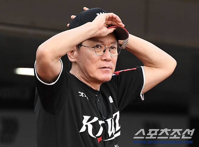 27일 부산 사직구장에서 열린 KT-롯데전. 이강철 감독이 경기를 준비하고 있다. 부산=정재근 기자 cjg@sportschosun.com/2025.8.27/