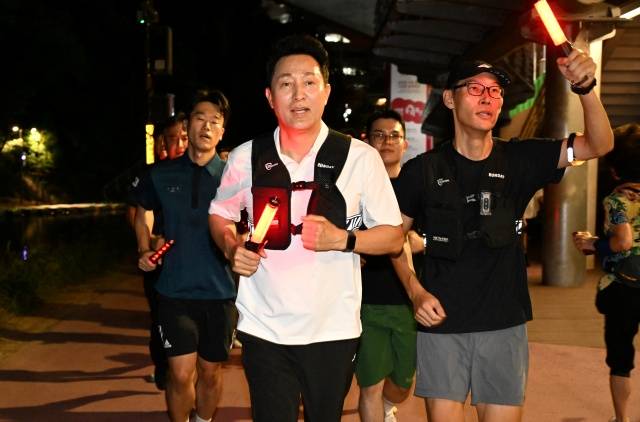 오세훈 서울시장이 21일 '서울 러닝 순찰대'와 홍제천 일대를 달리며 시민과 시설물의 안전을 점검하고 있다. /서울시