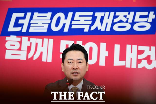 장동혁 국민의힘 신임 당대표가 26일 오전 서울 여의도 국회에서 열린 취임 기자회견에서 질의 답변을 하고 있다. /국회=남윤호 기자