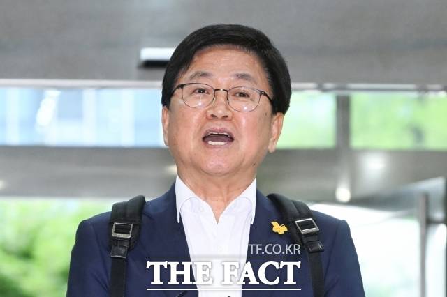 최교진 교육부 장관 후보자가 지난 14일 오전 서울 여의도 한국교육시설안전원에 마련된 인사청문회 준비된 사무실로 출근하고 있다./장윤석 기자