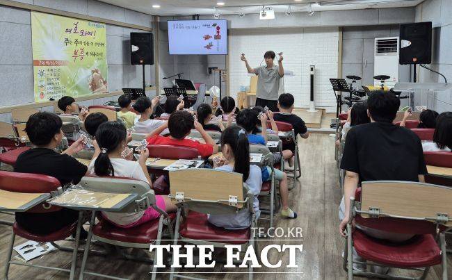 소하도서관이 샘물지역아동센터와 도서관 함께 책 읽기 활동을 하고 있다./광명시 소하도서관