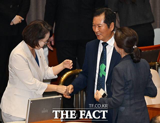 '오송 참사' 추모 의미의 초록 리본을 목에 건 정청래 더불어민주당 대표가 27일 오후 서울 여의도 국회에서 열린 본회의에 참석해 조국혁신당 의원들과 대화를 하고 있다. /국회=배정한 기자