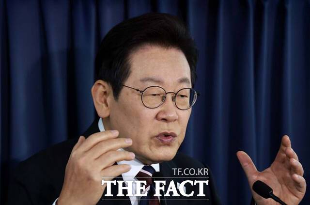 이재명 대통령의 '경기도 법인카드 유용 의혹' 사건으로 함께 재판에 넘겨진 전 경기도지사 비서실장 측이 이 대통령을 증인으로 신청했다. 이 대통령이 지난 24일(현지시간) 한일정상회담을 마치고 일본 도쿄에서 미국 워싱턴DC로 향하는 공군1호기에서 기내 기자간담회를 하고 있다. /워싱턴=뉴시스
