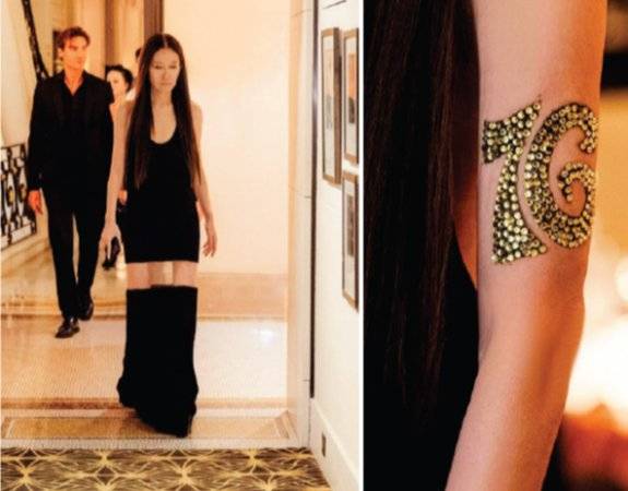 올해 생일파티에 블랙 드레스, 긴 생머리 차림으로 참석한 베라 왕, 팔에는 ‘76번째 생일’을 의미하는 스팽글 장식을 붙였다.&nbsp;